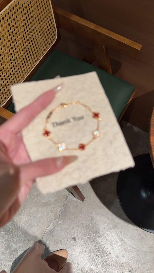 手链赛道文案素材 - 氛围感拉满！日常搭配绝了✨✨#饰品搭配#手链控#闪闪发光#仙女必备 - ONE高定饰服作品