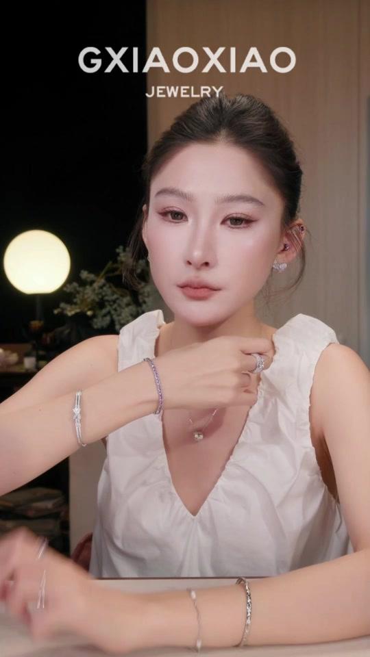 手链赛道文案素材 - 日常简约不浮夸，高级超耐看。 #高小小gxiaoxiao#高小小高定饰品#饰品搭配#穿搭技巧 #手链控 - Gx·高小小作品