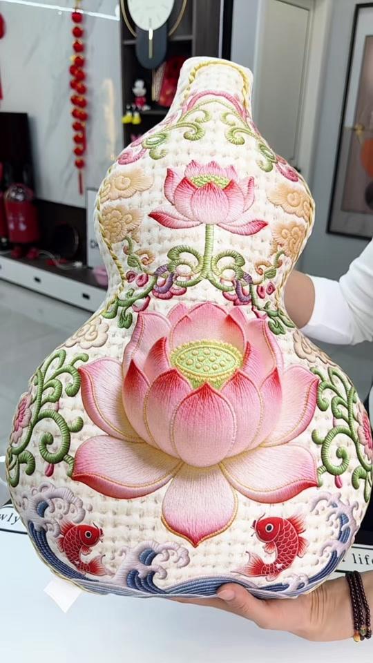 家居赛道文案素材 - 新中式轻奢复古高级感葫芦抱枕卧室床头家用加厚靠垫抱枕床头垫子#葫芦抱枕#自用好物分享 #家居好物 - 杉杉妈妈作品