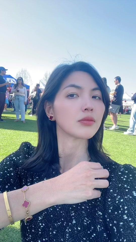 手链赛道文案素材 - 今天在加州尔湾大公园已经过中国🇨🇳年了。这四叶草深红色丝绒耳钉好有氛围感,银针的,再搭配同款手链又贵气又百搭#日常分享 #过年氛围提前搞起来了 #过年就要美美哒 #耳钉 #耳钉耳环……版本过低,升级后可展示全部信息 - 年年在美国作品