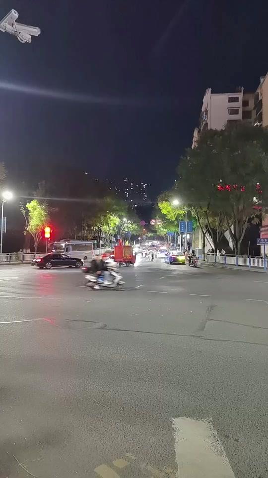 情感咨询赛道文案素材 - 你知道吗？其实当你真正爱上一个人的时候，大部分时间都是不快乐的，你会不断的胡思乱想，也会极度的没有安全感，也会患得患失，也会不停的猜，他到底爱不爱你，你会极度的渴望他给你回应，所以……版本过低，升级后可展示全部信息 - 蟋蟀哥作品