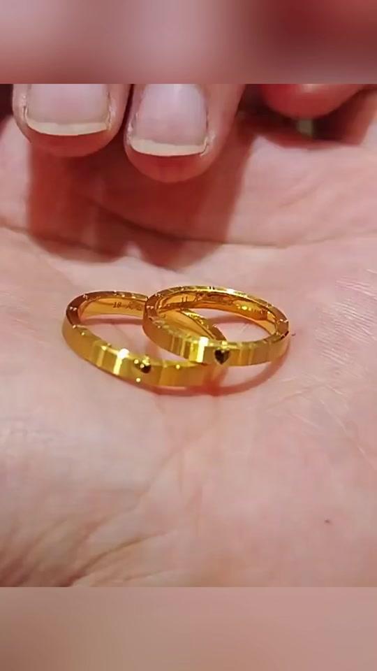 戒指赛道文案素材 - 钛钢戒指 钛钢戒指 2025新款爱心戒指男女款小众情侣对戒素圈戒金色首饰#金色首饰 #情侣好物 #爱心对戒 #情侣对戒 #对戒推荐 - Aaa作品