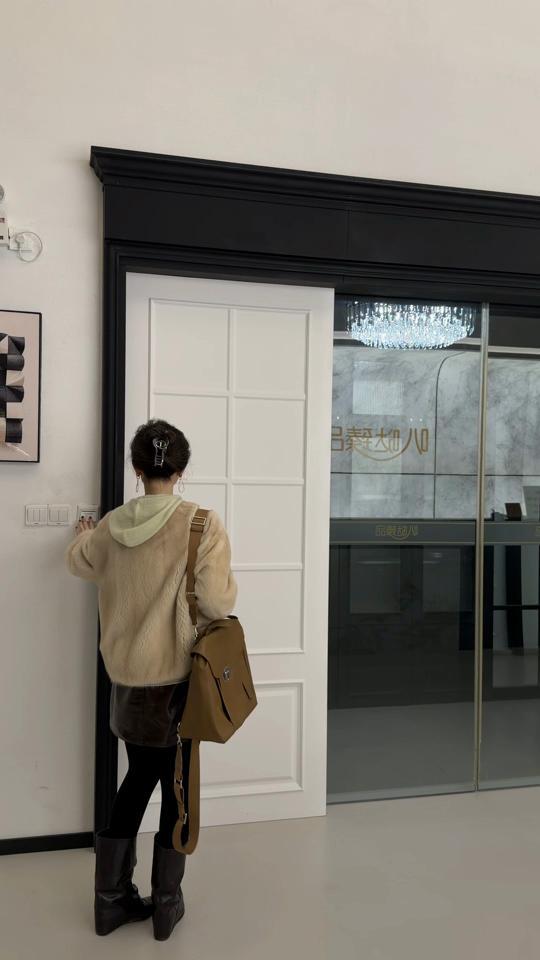 耳饰赛道文案素材 - #ootd穿搭 #记录真实生活 其实毛毛的外套和超大的珠宝耳饰，日常搭配并不突兀啊，只要你有颗爱美的心，每天开心更重要！@叭哒不惑高货珠宝号 @南京叭哒臻品女装 @库茵珠宝 - 【叭哒不惑】作品