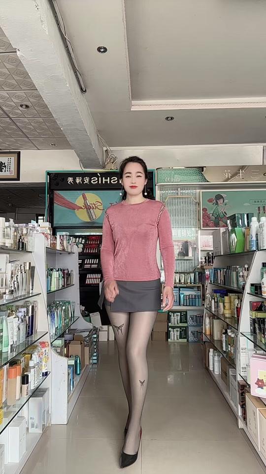 丝袜赛道文案素材 - 认识的人放眼里，重要的人放心里#丝袜搭配 #业余舞蹈爱好 #时尚穿搭 #小店氛围感 #老板娘日常 - 红妝作品