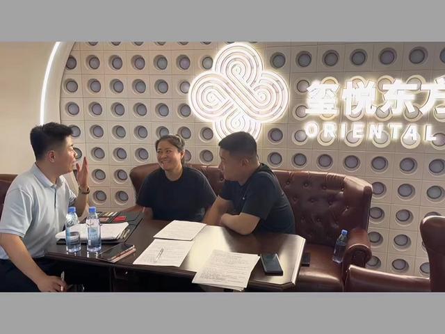 婚庆赛道文案素材 - 刚结束一场婚礼主持，马不停蹄赶到酒店礼仪部，和八月档期新人对接婚礼策划方案～这次敲定的整体氛围轻松热闹，新郎还准备了超多隐藏惊喜，坐等婚礼当天氛围感拉满！#婚礼筹备倒计时 #阜新婚礼主持人大健 #婚礼策划 #玺悦东方宴会酒店 - 928综合广播主持人：大健作品