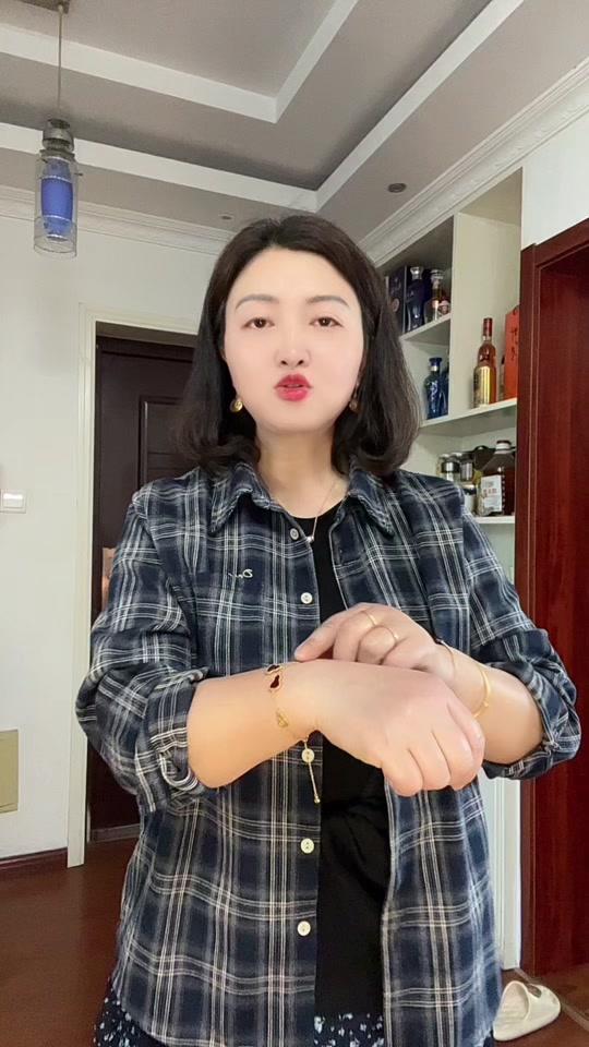 手链赛道文案素材 - 我就花了七八十块买的渡K金六个葫芦手链，简直美呆了，葫芦福禄 超有质感 百搭款，怎么带都好看。#葫芦手链 #饰品搭配 #小饰品分享 #日常搭配 - 秋雨作品