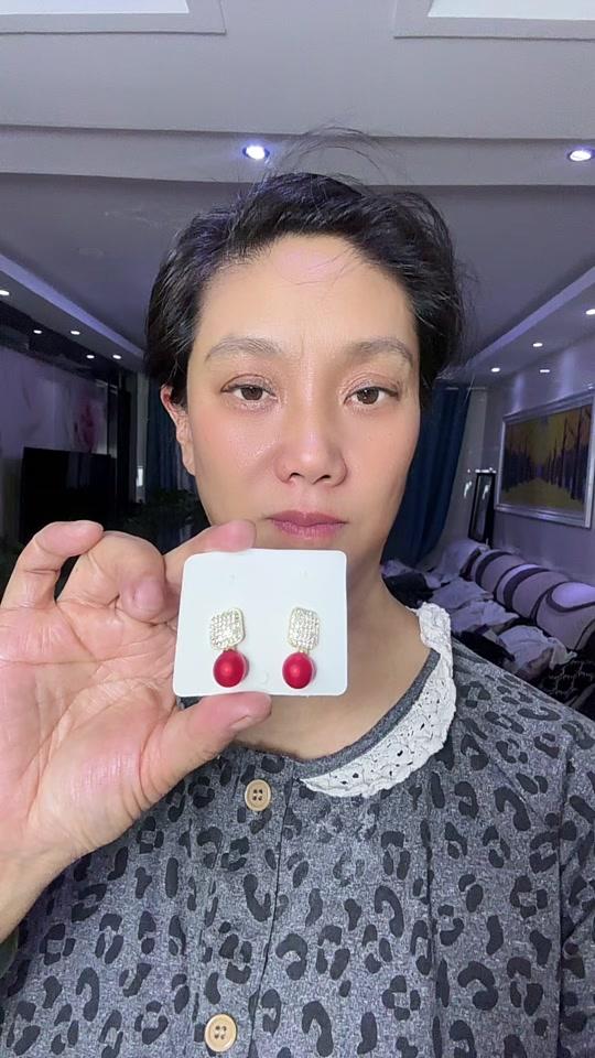 耳饰赛道文案素材 - 时尚休闲耳饰 超百搭的红色四叶草珠珠耳钉，一款多戴，真的建议姐妹们人手一对，大脸显脸小，脸小显精致，日常逛街闺蜜聚会或年会随意搭配都好看#时尚饰品 #耳饰搭配 #红色系#红色耳环 ……版本过低，升级后可展示全部信息 - 小故事酒馆（日用百货）作品