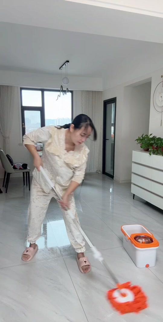 家居赛道文案素材 - #家居清洁 #地板清洁剂 清爽干净拖地，速干不易留水印，满屋艾草清香抑菌防蚊虫#家庭清洁好物分享 - 辰林一家作品