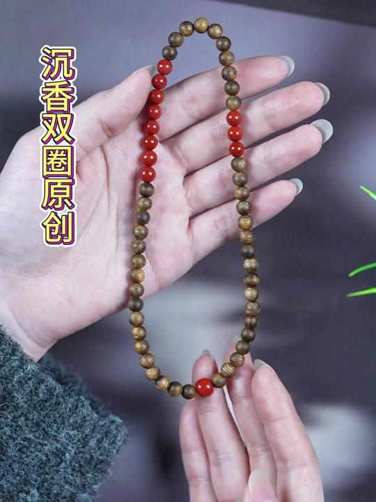 手链赛道文案素材 - 国风叠戴沉香双圈 原创设计天然淡香手串 原创设计沉香双圈叠戴手串,拿捏腕间东方氛围感,双圈的设计让佩戴更有层次,国风简约造型不挑人。天然沉香原料打造,温润的木质肌理搭配淡淡的自然香韵,轻绕腕间,香随人动。手工打磨的珠串细节拉满,小众原创不撞款,不管是搭国风服饰还是日常休闲装,都能添一份精致的文玩气质。#沉香 #文玩 #手串 #木质 #手链 - 妮子说串作品