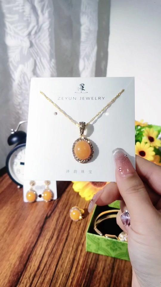 手链赛道文案素材 - 这套首饰美到挪不开眼！暖黄色系超显气质，耳环项链手链一套配齐，日常搭配绝了手工感满满，精致又百搭，戴上就是温柔小姐姐！#项链 #耳饰 #戒指 #三件套 #时尚饰品 - 无瑕饰品作品