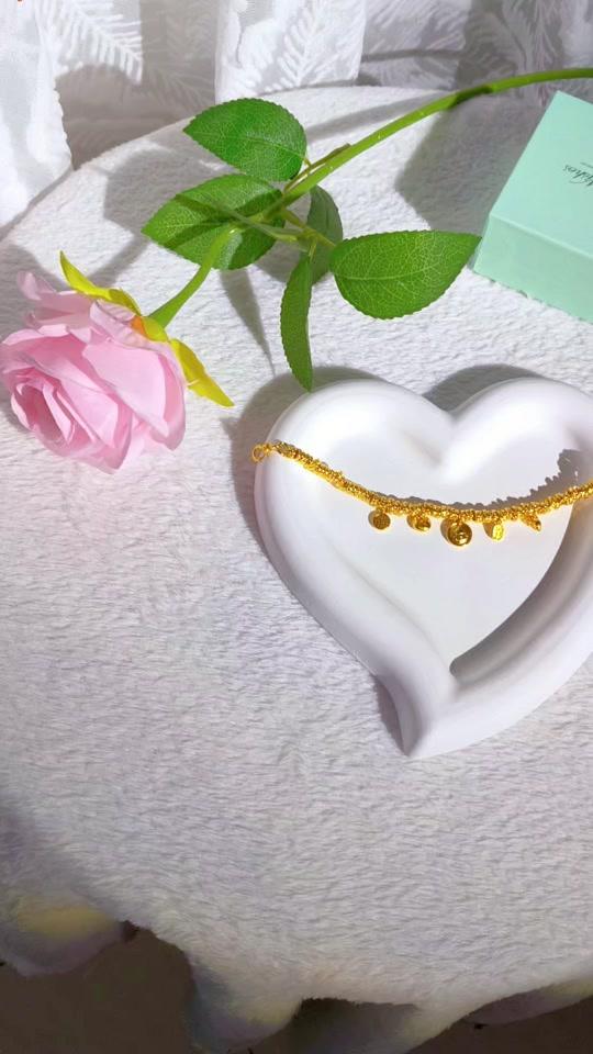 手链赛道文案素材 - 福字黄财财盘缠手链，金光闪闪，如阳光洒在腕间。搭配简约服饰，瞬间提升气质，是日常与节日的完美配饰。#首饰 #手链 #招财 #盘缠#时尚饰品 - 无瑕饰品作品