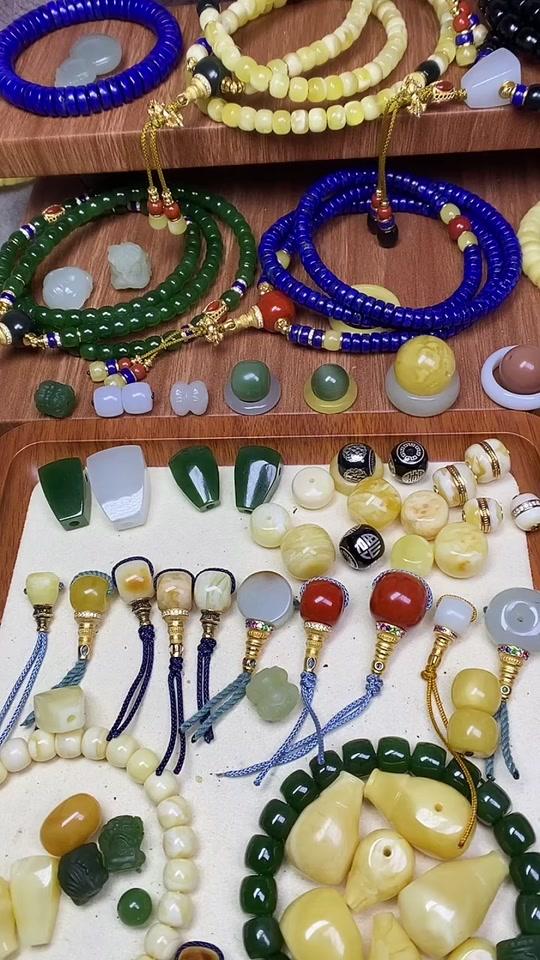 手链赛道文案素材 - 卡12琥珀手链！戴手上也太显气质了吧？ 卡12尺寸的琥珀手链，上手温润有质感，日常搭配超提气质~#首饰分享 #文玩手串 #文玩 #琥珀蜜蜡 #我的手串手表美学 - 阿增文玩配饰作品
