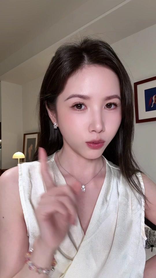 耳饰赛道文案素材 - 超级日常百搭又显气质的一款耳钉，精致小巧又温柔，适合长期主义～#耳钉 #耳饰 #首饰分享 #耳饰搭配 - 唐冷冷作品