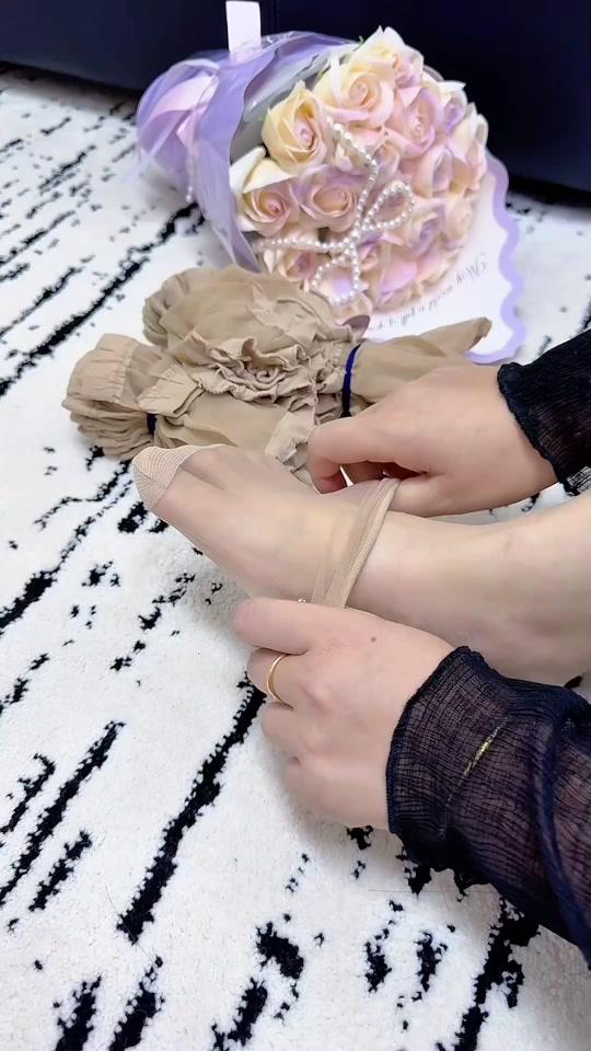 丝袜赛道文案素材 - 百搭短款丝袜，轻薄透气不闷脚，隐形自然不勾丝。搭配单鞋、乐福鞋都好看，显瘦又显腿细，日常通勤、约会穿都合适，舒适耐穿，闭眼入不踩雷！#丝袜#短款丝袜#水晶丝袜#袜子 - 容容好物178❤️作品