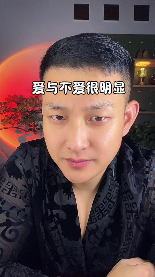 情感咨询赛道文案素材 - 难道你还不明白吗，他到底爱不爱你，已经很明显了……#爱情 #遗憾 #共鸣 #总有一句话戳心 - 佑齐-情感驿站作品