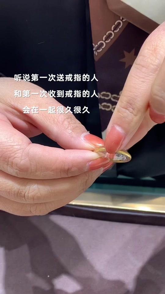 戒指赛道文案素材 - 我在等那个对的人#素圈戒指#礼物推荐 #黄金首饰 #仪式感 #惊喜跟礼物都是来自爱你的人 - CRD克徕帝经理臧丽作品