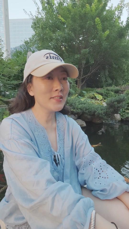 全屋定制文案素材 - 拒绝模块化的餐边柜！好用的餐边柜都藏着细节！ 【核心结论】别做传统上下齐平的三段式餐边柜，死板易碰头还不实用。换成四段式设计，从结构到细节全优化，小白照着做也能落地不翻车。
1-结构改四段式：中间留开放层放零碎，吊柜内缩 10 公分，有层次还不碰头；地柜进深 40-45 公分放下小家电，吊柜 35 公分刚好收纳。
2-细节重实用：少做玻璃门易显乱，优先免拉手设计，地柜斜切、吊柜下挂，安全不磕碰。
3-配色适配户型：150㎡内选白色柜体显大，开放格用深色 / 木色提层次；石材台面防水，地柜高 90 公分护腰，加灯带更有氛围。
4-材质巧搭配：普通区用颗粒板，近水区换多层板，PUR / 激光封边防潮；预留空间放折叠凳，提升利用率。
【核心理念】餐边柜是餐厅功能核心，贴合使用习惯做好细节，才能颜值实用双在线。
#装修设计 #装修避坑 #餐边柜 #全屋定制 #室内设计 - 木木的设计日常作品