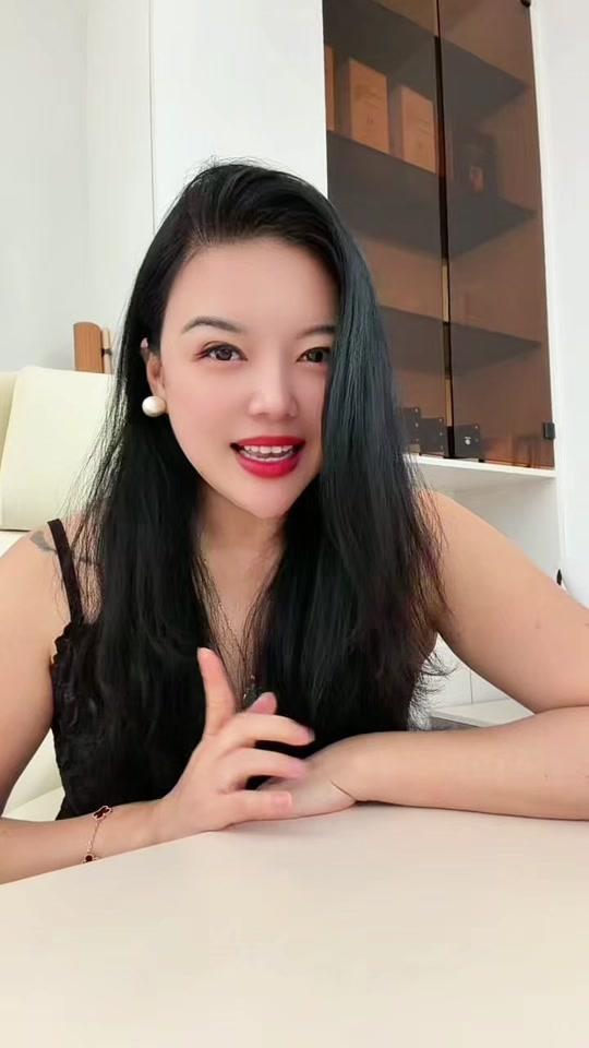 耳饰赛道文案素材 - 这对耳环总是被姐妹们以为很贵 太好看又白搭 价格还不贵#佩戴耳饰分享 #耳饰搭配气质翻倍 #日常耳饰分享 - 芳姐（二小姐）作品