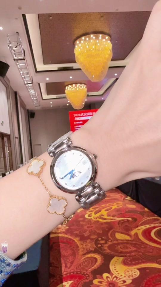 二手奢侈赛道文案素材 - 赵丽颖同款女表 最浪漫的女表#浪琴 #女表 #二手奢侈品 - 斑鸠九月（2026巡回表展）作品