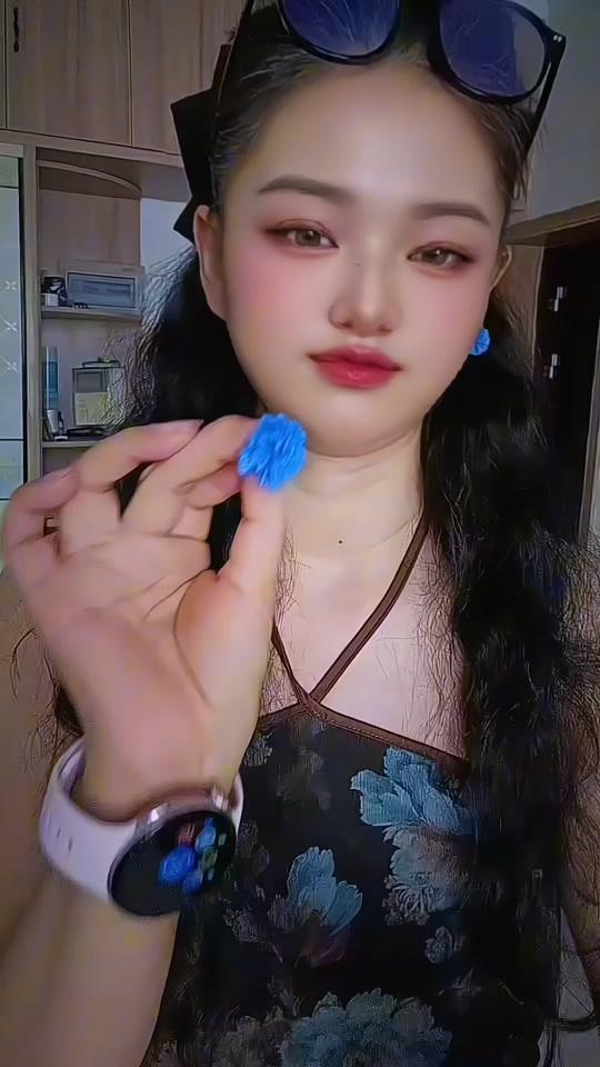 耳饰赛道文案素材 - 我天，这个花朵耳钉也太对胃口了，越看越喜欢🥰
💙克莱因蓝设计
款式特别又少见，戴上整个人都透着清爽的感觉。
🌸版型超衬人
立体的花朵版型还特别衬肤色显白，戴出门随便站着都很吸睛，喜欢的姐妹们可别错过。#在家也要精致 #日常配饰搭配 #耳饰 - 洪尔群作品