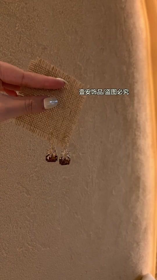 耳饰赛道文案素材 - 熬过那些难熬的夜晚就会豁然开朗 #小众配饰种草 #手工耳饰 #小饰品增加层次感 #日常饰品搭配 - 晴晴母婴用品作品