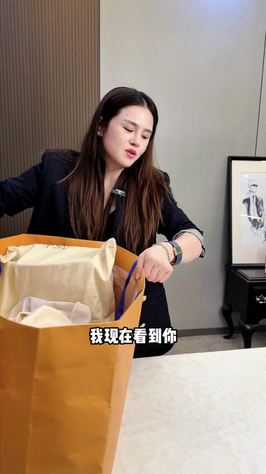 二手奢侈赛道文案素材 - 穿搭姐妹再出包，这次风格大不同 #奢侈品包包 #二手奢侈品 #二奢范姐 #包包 #工作日常vlog - 范大范-范姐收的顶作品