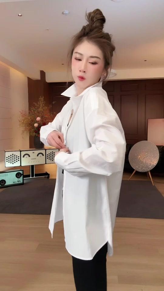 职场赛道文案素材 - MMEKOR “黑白衬衣”职场不费力百搭衬衫 #穿搭 #衬衫 #高级穿搭 #每日分享 #衬衫穿搭 - 朴夫人-每日穿搭作品