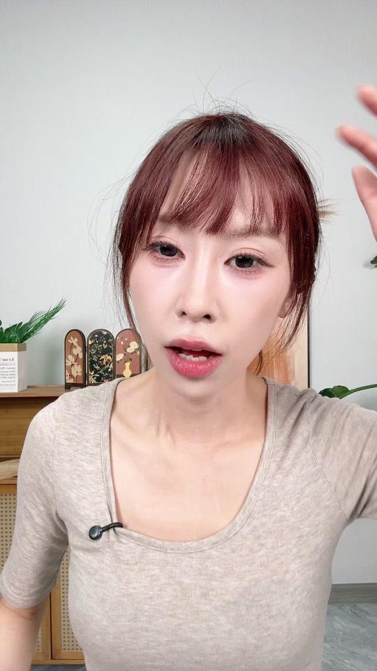 职场赛道文案素材 - 79元买一堆,这也太划算了吧! 拿着计算器算了一下,这相当于买正装送了一堆小样和配件啊!芭贝拉这次真的下血本了。粉质细腻不输大牌,价格却只有零头。不管你是学生党还是职场新人,这波入股绝对不亏!📉#性价比之王 #芭贝拉 #学生党彩妆 #平价好物 #购物分享 - 艾玛(芭贝拉粉饼)作品