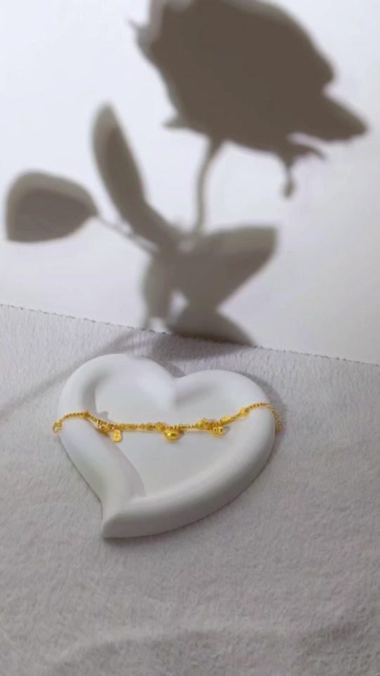 手链赛道文案素材 - 细细的链子上坠着小巧的装饰，放在心形托盘里显得好精致。日常搭配应该会很亮眼，喜欢这种简约又有点小设计的首饰。#礼物 #手链 #首饰分享 #美出高级感 #时尚穿搭 - 无瑕饰品作品