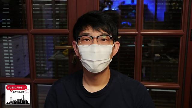 出国签证赛道文案素材 - 太敢说了:这位老师当全班面说了这些话! 目前在国外当作孩子们毕业后择业的备选。
适合中国人的海外合法体力岗位(高薪,前提:正规工签、商务部备案外派公司)
一、主流国家/地区+岗位(华人友好,体力蓝领)
1. 新加坡(门槛最低,华人首选,中文可用)
岗位:工厂普工、建筑木工/焊工、叉车司机、后厨帮厨、汽修
薪资:普工10k–15k;持证技术蓝领(焊工、木工)15k–22k,大多包吃住
优点:离国内近、华人多、劳工法律完善;需要WP工作准证
缺点:税低,但物价偏高;配额严格,年龄一般上限45岁
2. 中东(沙特、阿联酋、卡塔尔,央企基建项目)
岗位:建筑钢筋工、木工、管道焊工、电工、塔吊司机
薪资:1.5w–3w,包吃住,几乎无个税;艰苦地区有高温补贴
优点:中企项目,合同规范,华人团队,工资稳定;适合能吃苦男性
缺点:夏季极热(50℃左右),封闭工地,娱乐少;合同一般2年一期
3. 新西兰(时薪高,劳工保护强)
岗位:农场采摘、木工、电工、水工、汽修
蓝领技术岗年薪折合25w–40w;普工1.6w+/月
优点:福利完善,环境好;长期工作有机会走居留通道
缺点:门槛高,需要英语基础+技能证书,下签周期长,年龄限制严
4. 澳洲
岗位:农场、建筑技工
时薪高,但签证门槛极高,30岁以上很难,普通体力工很难拿到长期工签,很多只能半工半读(有学费成本)
5. 非洲中企援建项目(安哥拉、尼日利亚等)
岗位:土建普工、机修、焊工、食堂厨师
月薪8k–1.6w,包吃住,补贴高
缺点:医疗条件一般、治安风险,传染病风险,适合短期攒钱
二、岗位优先级(体力岗,赚钱&稳妥排序)
1. 持证技术体力工(焊工、电工、木工、塔吊):溢价最高,各国都缺人,薪资远高于纯普工
2. 新加坡工厂/建筑WP:门槛最低,风险最小
3. 中东央企基建:收入上限高,但环境艰苦
4. 农场采摘:新西兰/澳洲,收入不错,但签证难办
纯无技术普工,海外高薪岗位越来越少,大部分高薪都是带技能的体力工种。
三、必做核验(防骗,重中之重)
1. 外派公司必须在商务部对外劳务合作企业名录可查到,上海本地也有备案企业,可以直接官网核验
2. 出境前办好工作签证,绝对不要旅游签出去打工
3. 签三方劳务合同(国内外派公司+海外雇主+你本人),写清月薪、加班费、食宿、保险、往返机票、工伤赔付、解约条款
4. 正规外派一般不会提前收巨额保证金,高额中介费、押金、保签费。 - 上海宁在上海作品