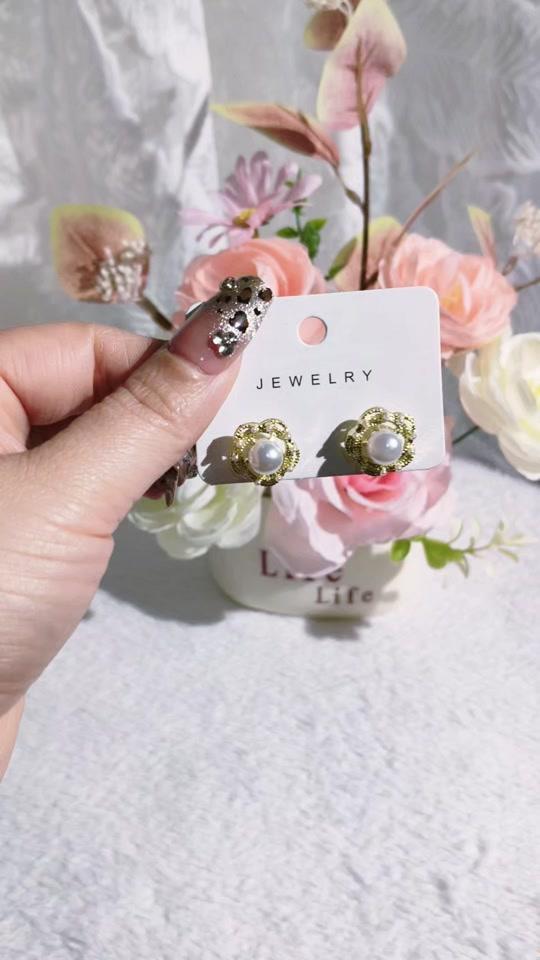 耳饰赛道文案素材 - 这款合金仿珍珠耳钉太绝了！金色编织边框搭配圆润珍珠，精致感拉满日常通勤或约会戴都超合适，轻松美出高级感！#耳钉 #耳饰 #美出高级感 #礼物 #时尚饰品 - 无瑕饰品作品