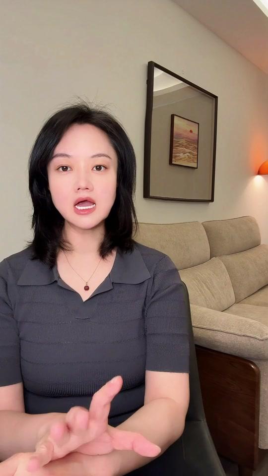 职场赛道文案素材 - 职场里如何让表达更“达意”？ 思维天然发散，表达天然线性。好的表达，是把脑子里同时亮起来的一张“网”，组织成别人能顺着听下去的一条“线”。本期视频里分享了两个练习的小窍门。
#思维训练 #职场表达 #价值成像 #黄秋秋 #1v1内在秩序整理 - 黄秋秋精神水光作品