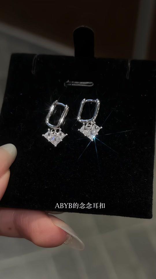 耳饰赛道文案素材 - 尚之桃的念念耳扣也太会了吧!日常百搭提升精致感又很适合懒人~#耳饰 #饰品分享 #通勤搭配 #日常百搭 - 圆香芹🍂作品