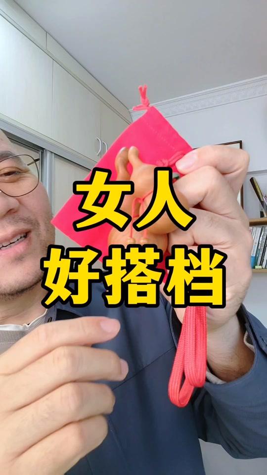 手链赛道文案素材 - 老桃木葫芦，女人好搭档。无论当手链还是当项链，都可以在日常与衣服进行搭配。#桃木 #葫芦 #挂饰挂件 #好物推荐 - 嘉言师兄作品