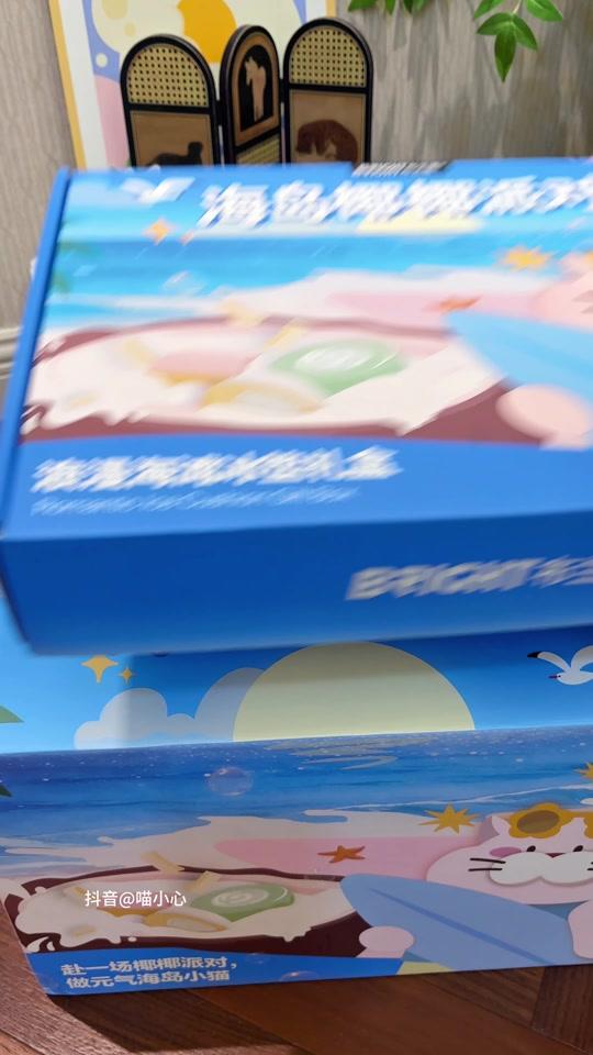 宠物用品赛道文案素材 - 头一次见布兰德送这么多周边，这个海岛椰椰大礼盒没抢到的姐妹真的会哭#布兰德#养猫经验分享#萌宠好物#新手养猫 - 喵小心作品