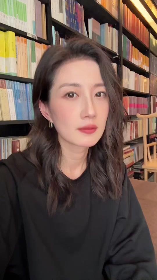 耳饰赛道文案素材 - 女子耳饰图鉴｜气质款 又来咯 爱耳环的我，又获得了百搭气质款！ #耳环 #饰品 #搭配 #气质 #日常好物分享 - 懿馨作品
