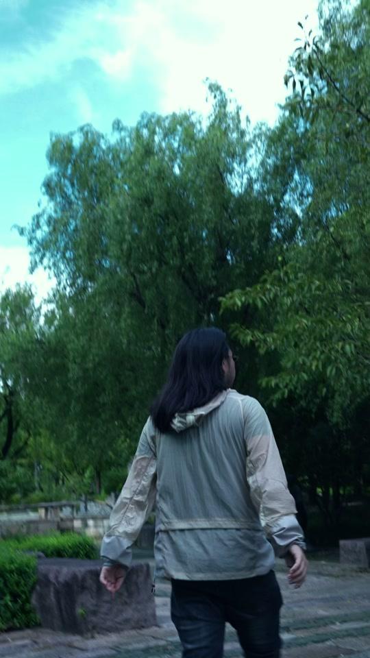 个人成长赛道文案素材 - 弥赛亚不存在 有些人一门心思想救别人，弄得跟这世界没他就得停摆似的。人家未必等着你救，多半是你闲不住，非得证明自己还有点用。碰上该帮的就搭把手，帮完拉倒。
#自我觉察  #心理边界  #个人成长  #人性思考  #生活感悟 - 渣老师不渣作品