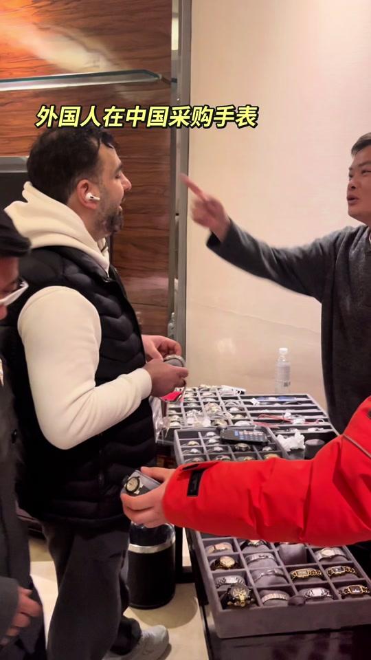 二手奢侈赛道文案素材 - 武汉表展 外国人都懵了#手表 #二手奢侈品 #女表 #包包 #饰品 - 斑鸠九月（2026巡回表展）作品