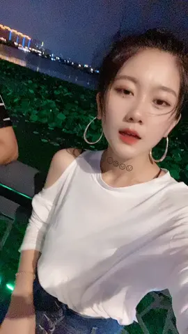 最好的夫妻关系大概就是 我懂你的辛苦感激你为我的付出，你体谅我的不易 夫妻不是不吵架 而是吵吵闹闹还能走一辈子